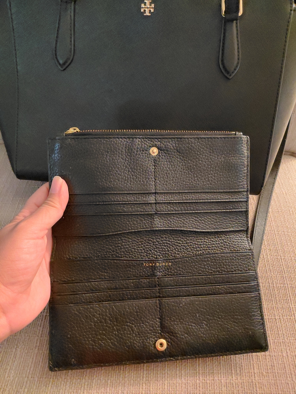 Tory Burch Black Leather Zip Wallet - Gold Logo - Picture 3 of 7